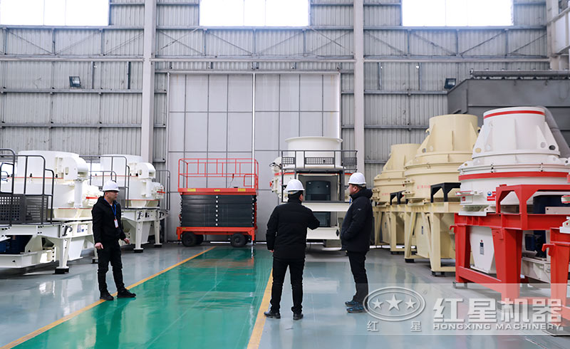 用户参观石英砂制砂机车间