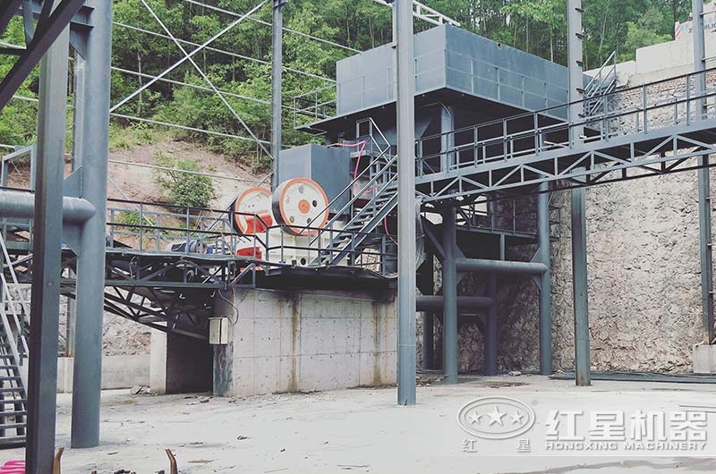 河南客户小型颚式破石机生产现场