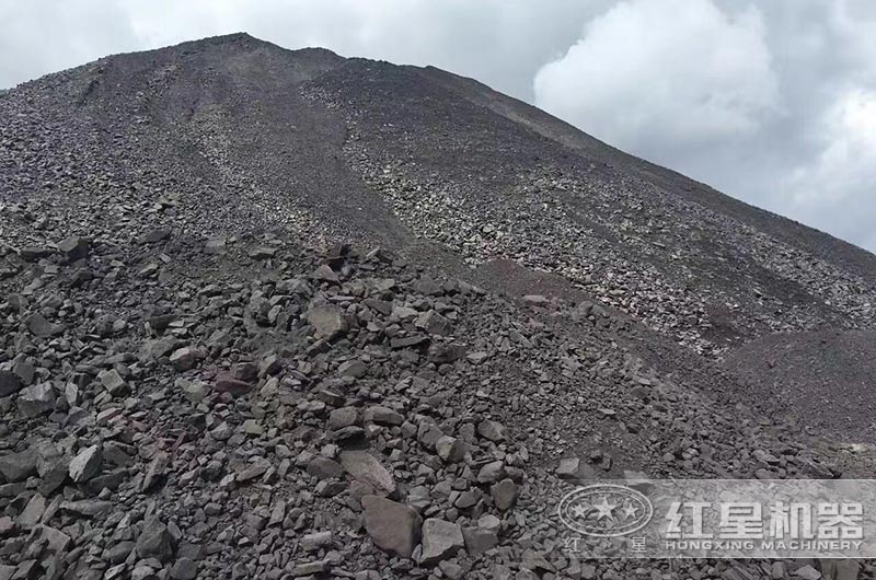 堆积如山的尾矿物料