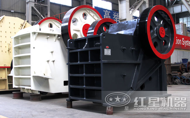 厂家生产车间的颚式破碎机(黑/白)
