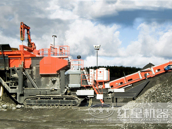 移动青石破碎机现场工作图 移动青石破碎机现场工作图