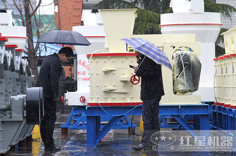 客户来厂考察立轴复合破碎机