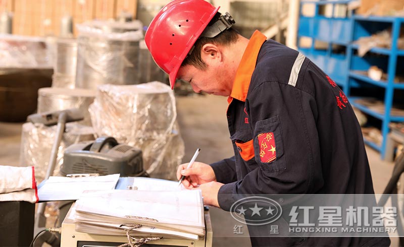 车间师傅在认真记录工作内容中