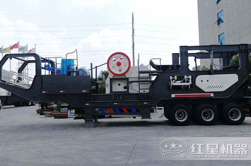 轮胎移动颚式破碎机厂区展示一角