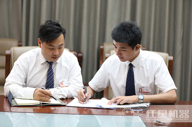 设计人员在讨论客户的生产线配置方案