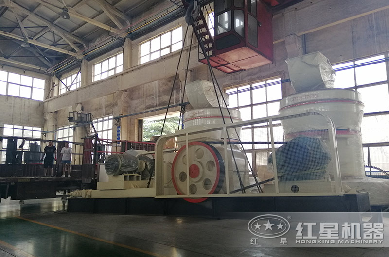 红星对辊破碎机吊装作业发货现场 红星对辊破碎机吊装作业发货现场