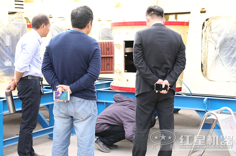 客户来厂考察炉渣立式复合破碎机