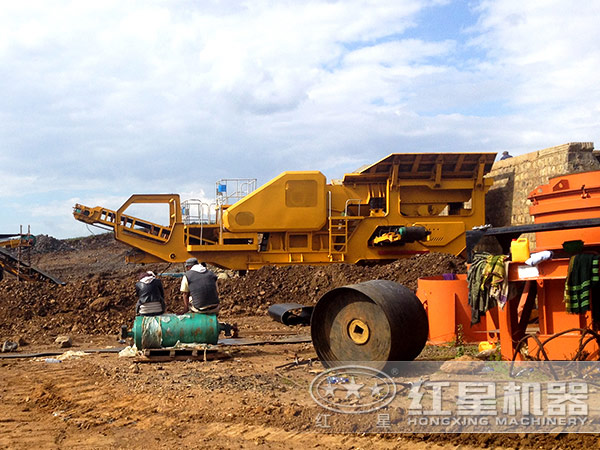 汽车移动式破碎站处理现场