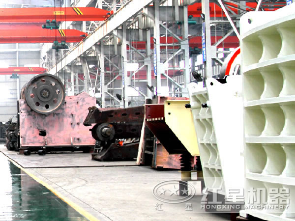 厂区里的铁矿石破碎机